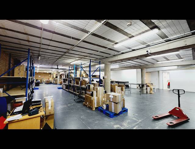 2,221M² SHOWROOM TO LET IN NORTH RIDING
